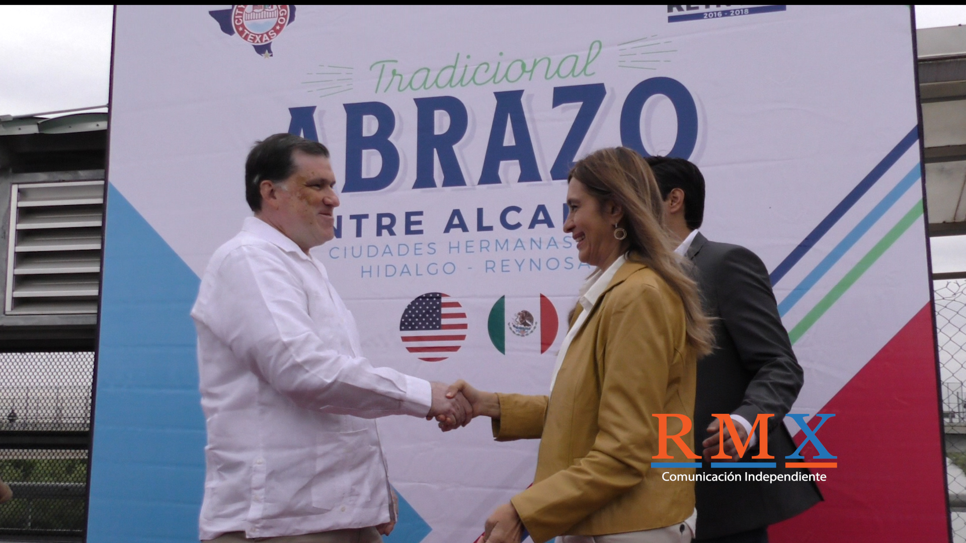 TRADICIONAL ABRAZO DE HERMANDAD ENTRE ALCALDES DE LA CIUDAD DE REYNOSA E HIDALGO TEXAS.