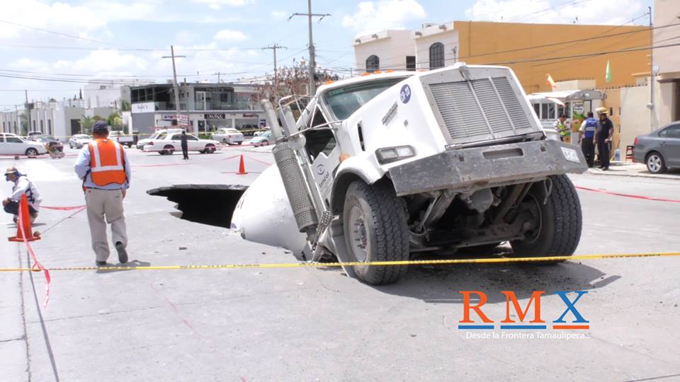 Ahora en Reynosa, socavón originado por un caído en la red de drenaje, provoca hundimiento de un camión revolvedor de concreto