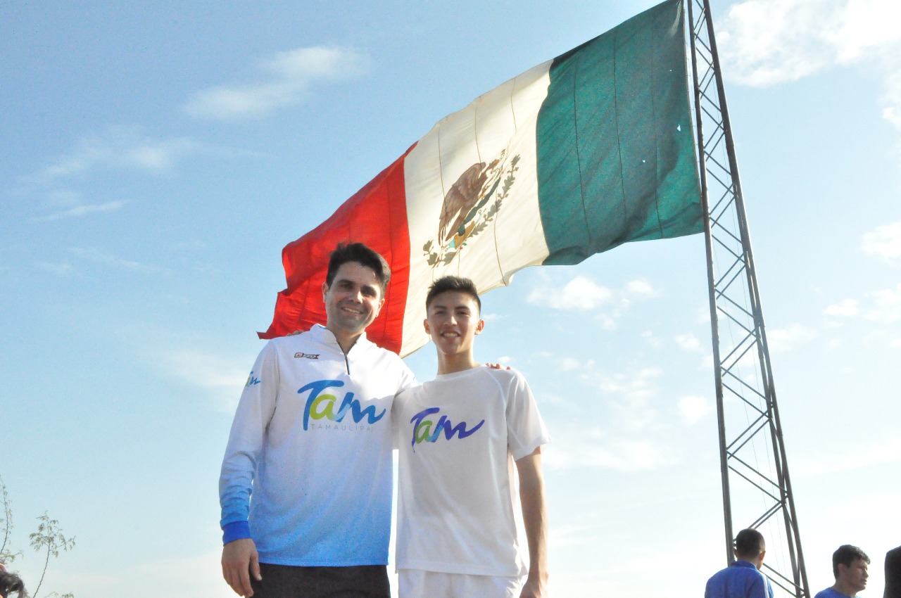 Conquistan la cima a la Bandera