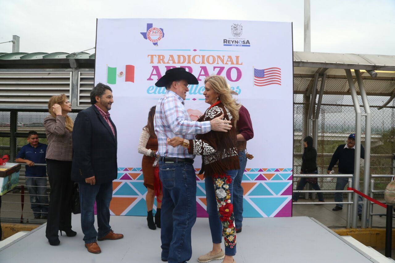 Refrendan unión entre fronteras con abrazo de alcaldes.