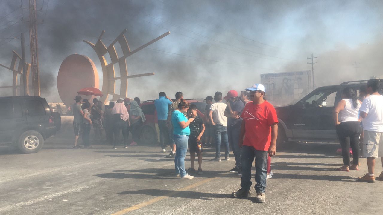 Bloquean carretera por falta de agua