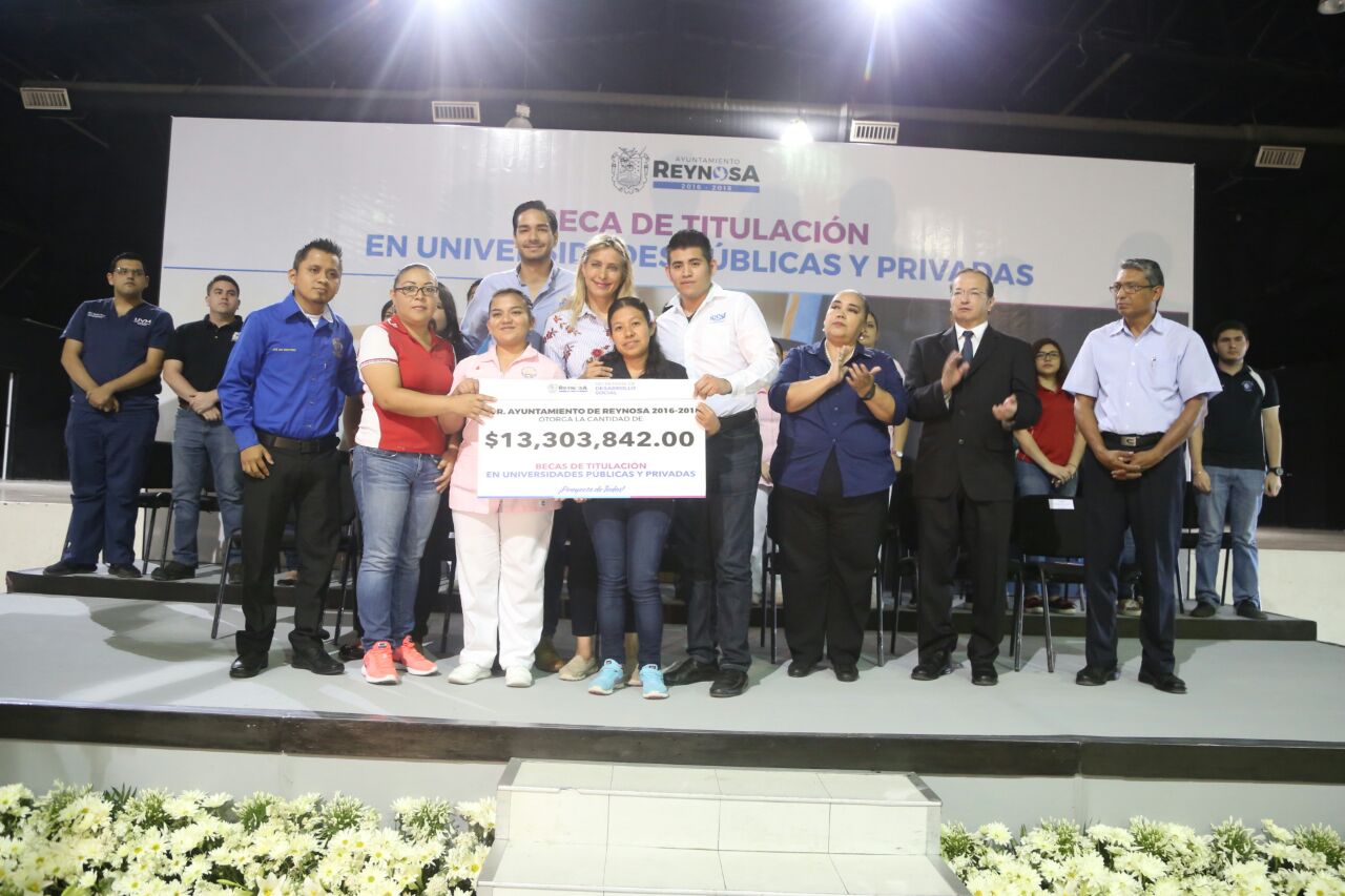 Mil 300 jóvenes de Reynosa, beneficiados con las becas de titulación