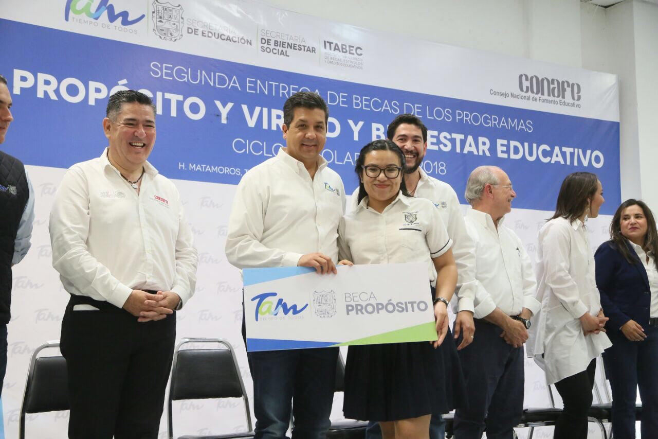 Lleva Gobernador becas y beneficios de programas sociales a Matamoros