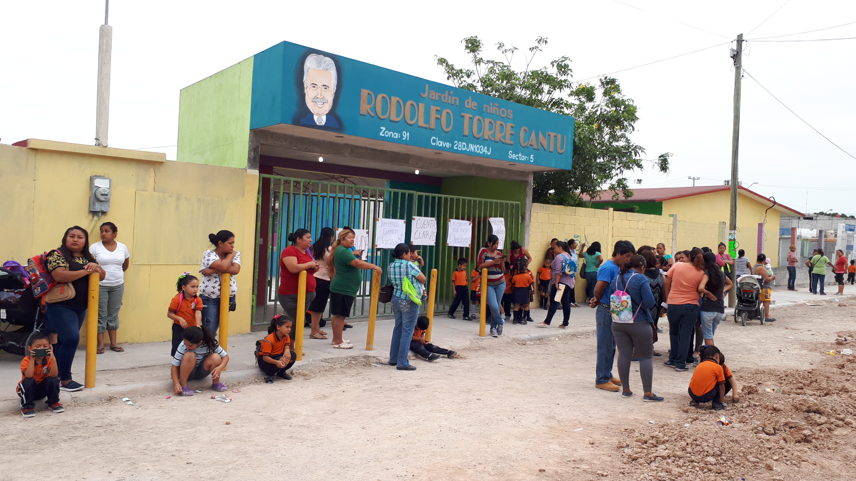 Directora de jardín de niños no entrega cuentas claras, madres piden su destitución