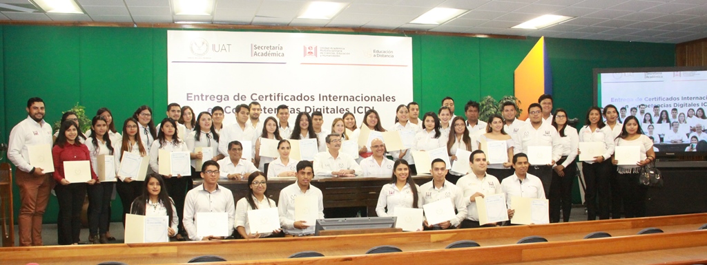 Entrega Rector certificado internacional ICDL a estudiantes de la UAT