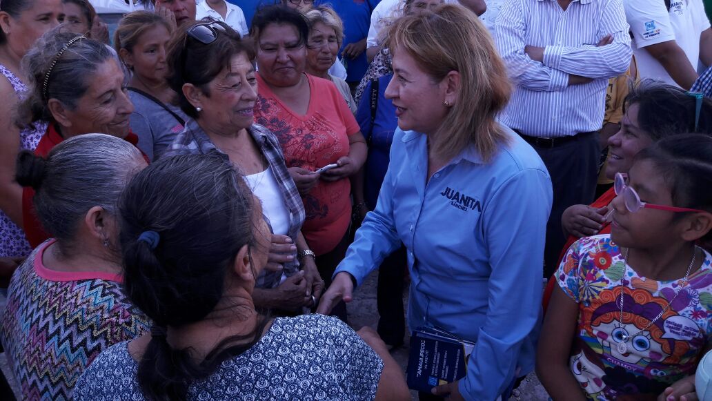 Juanita Sánchez camina y dialoga con ciudadanos del 02 Distrito.