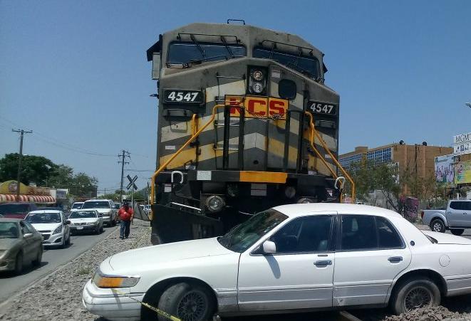 Auto es embestido por tren en Reynosa