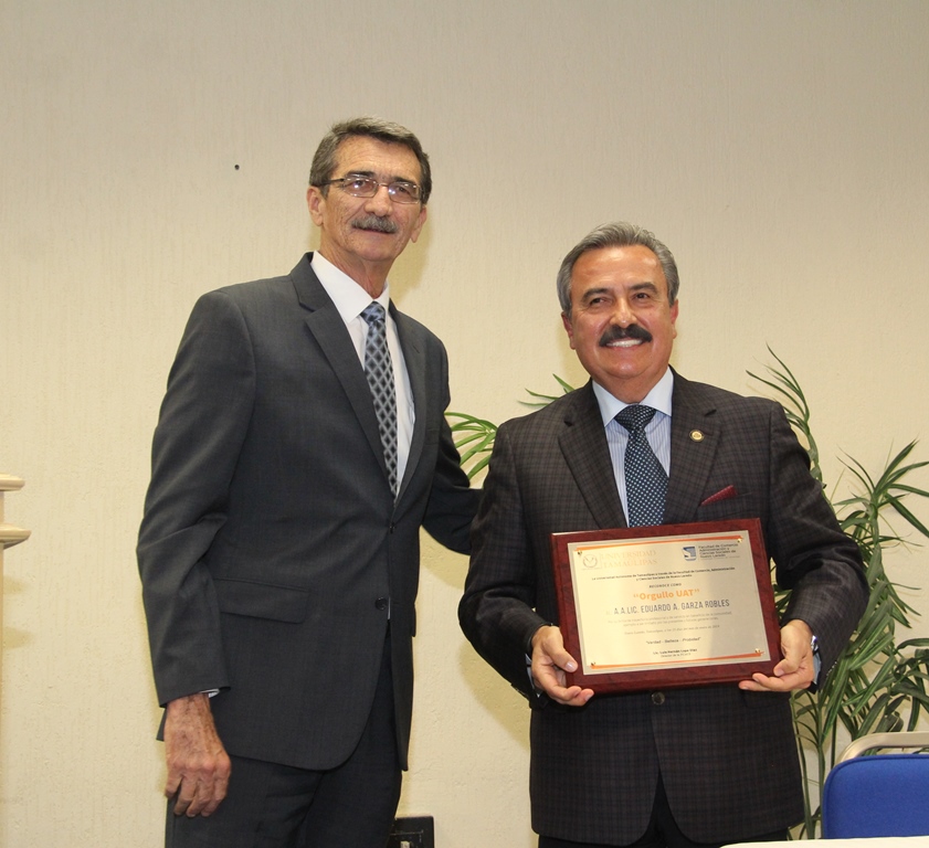 Entrega Rector reconocimiento Orgullo UAT en Nuevo Laredo