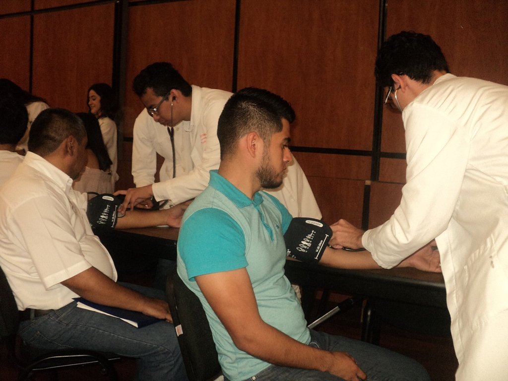 Realizan brigadas de salud alumnos de medicina UAT en Tampico