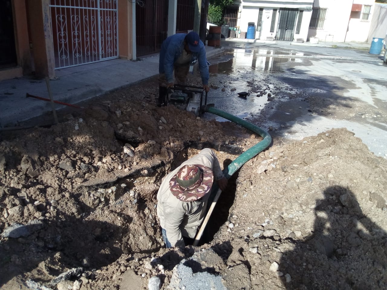 Reparan fuga de agua en La Cañada.