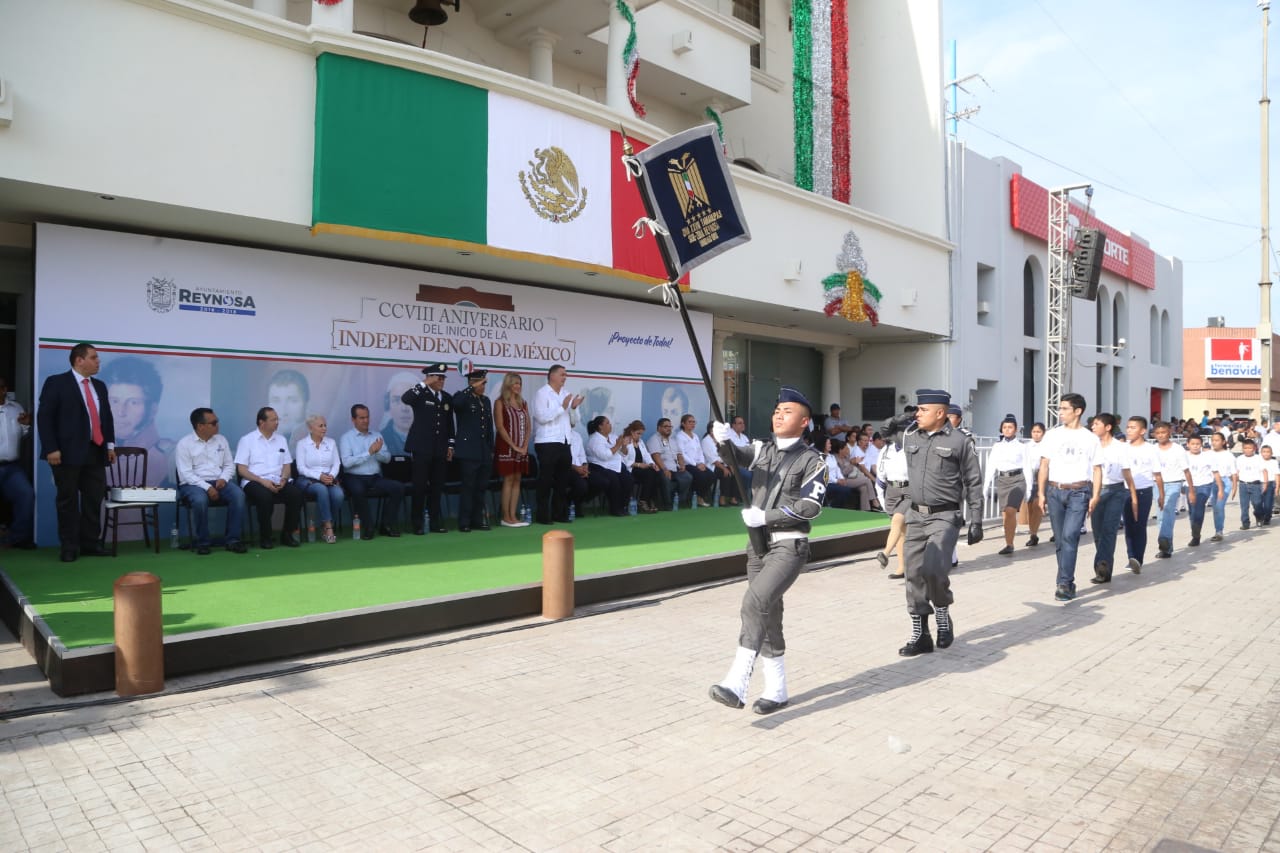 Preside Maki Ortiz desfile conmemorativo del 208 Aniversario de la Independencia Nacional