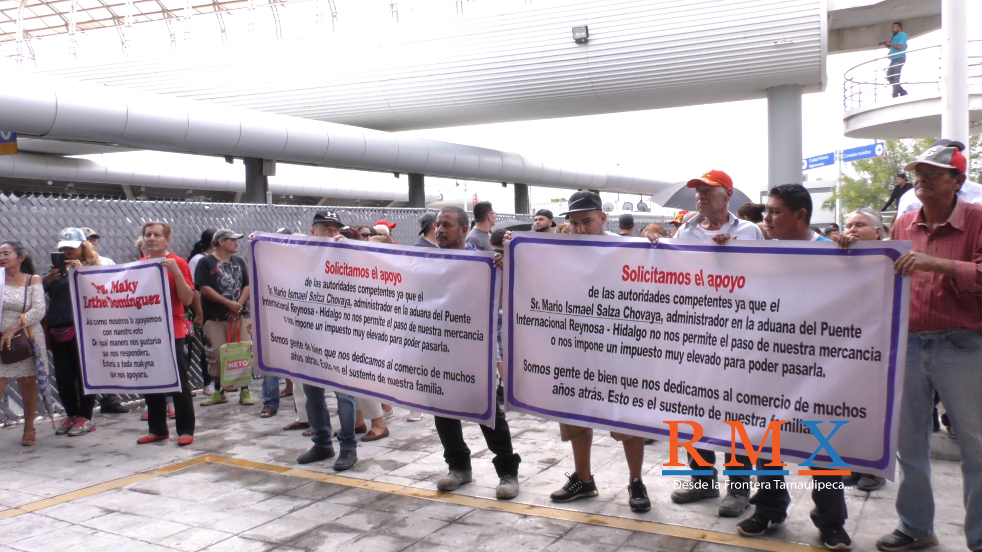 PROTESTAN TIANGUISTAS CONTRA OFICIALES DE ADUANA.