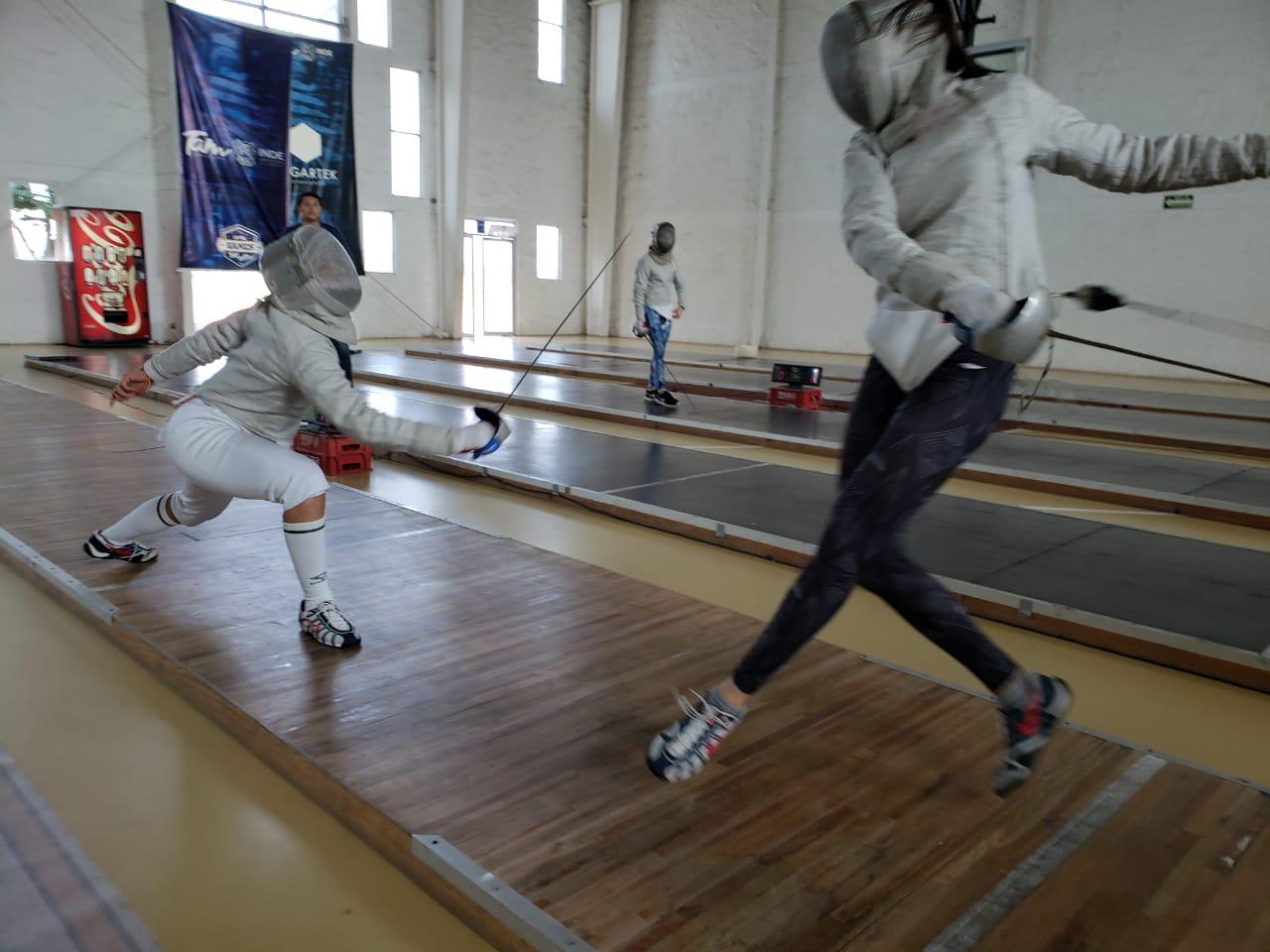 Intensifican entrenamientos atletas de esgrima y tiro deportivo.