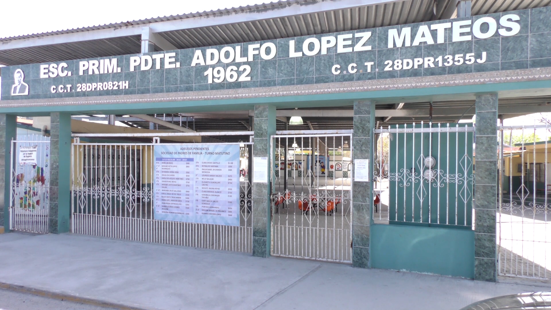 SOCIEDAD DE PADRES DE FAMILIA DE LA ESCUELA ADOLFO LÓPEZ MATEOS DEL TURNO MATUTINO, EXHIBEN A PADRES DE FAMILIA Y ALUMNOS POR FALTA DE PAGO DE CUOTAS.