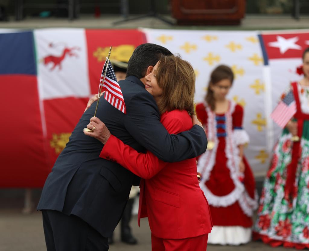 Une abrazo fronterizo al Gobernador Cabeza de Vaca y la Presidenta del Congreso de Estados Unidos, Nancy Pelosi.