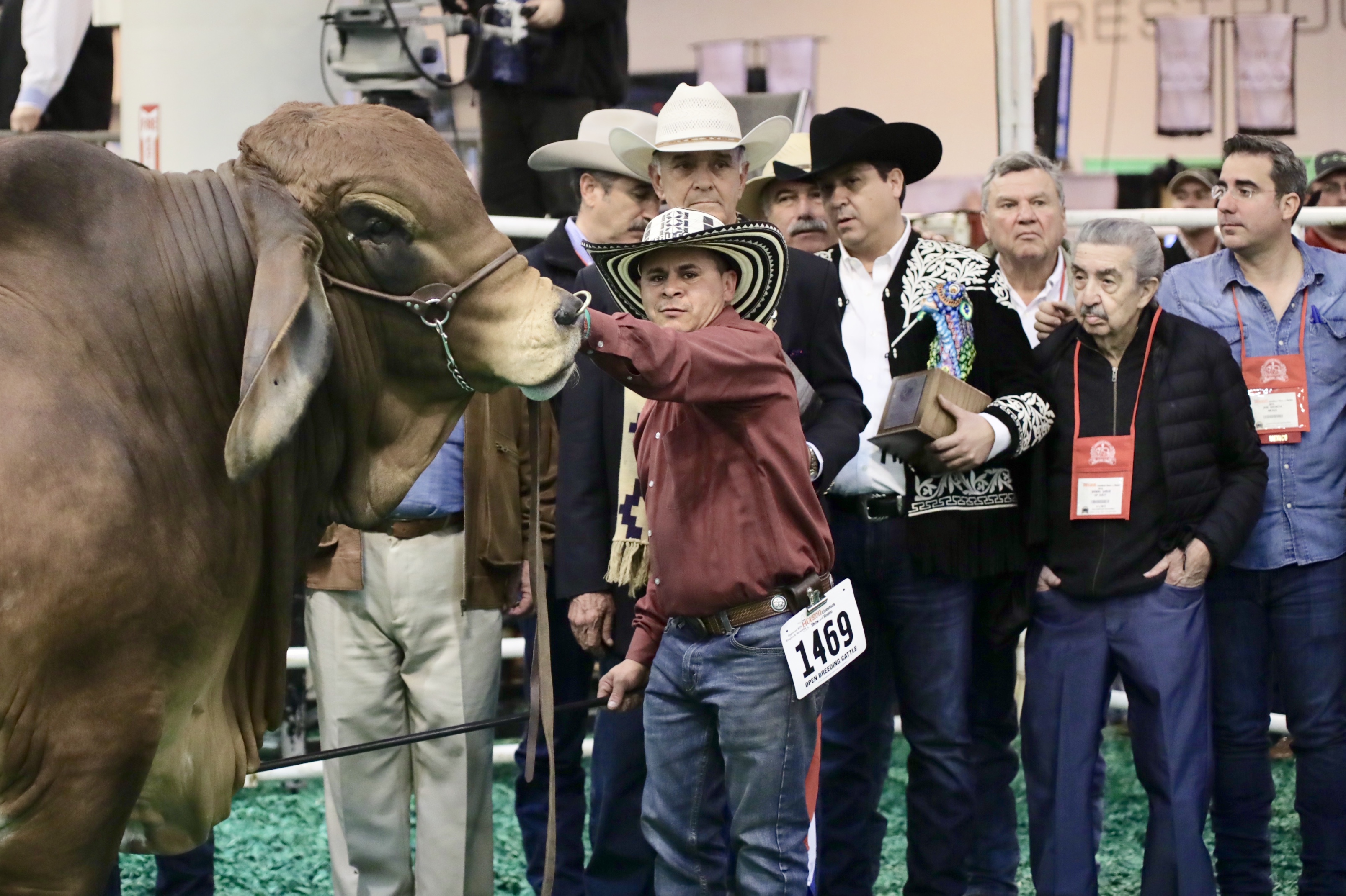 Entrega Gobernador premio en competencia internacional de ganado en Houston, Texas