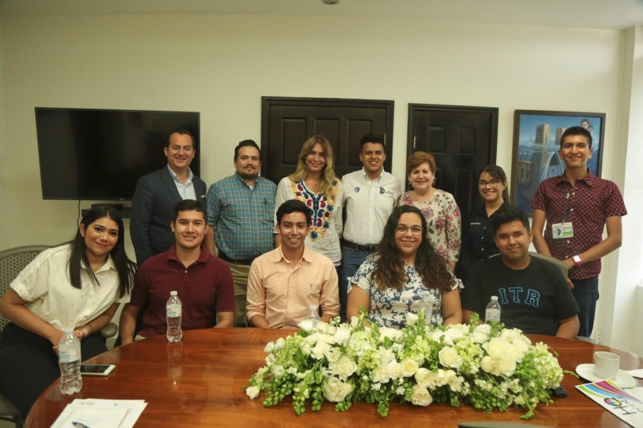 Estudiantes destacados del TEC de Reynosa se reúnen con alcaldesa.