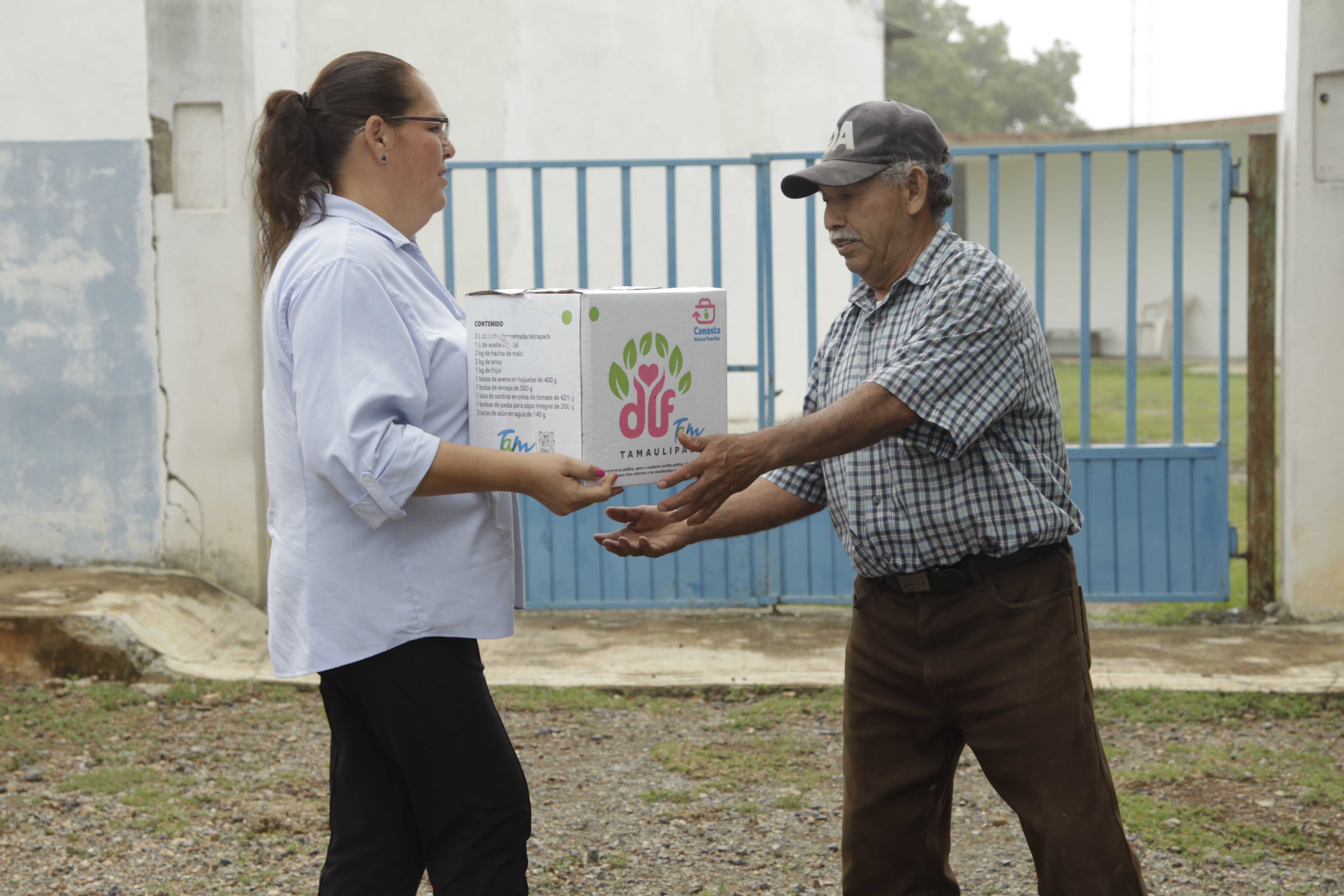 Reciben familias de Tamaulipas dotación de Canasta Básica Familiar.