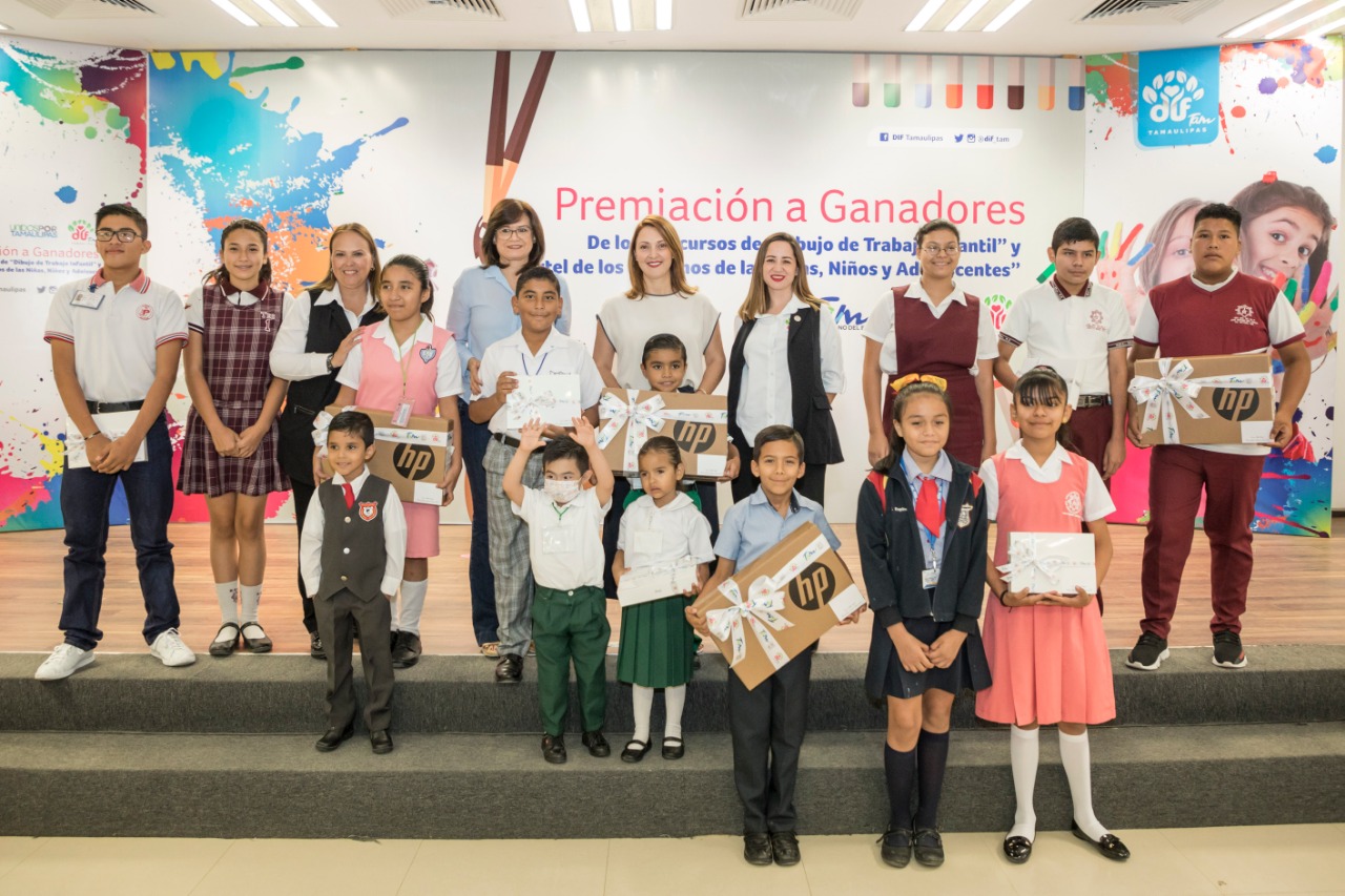 Fueron premiados por Mariana Gómez ganadores del concurso de cartel de derechos de niñas, niños, adolescentes y dibujo sobre el trabajo infantil.