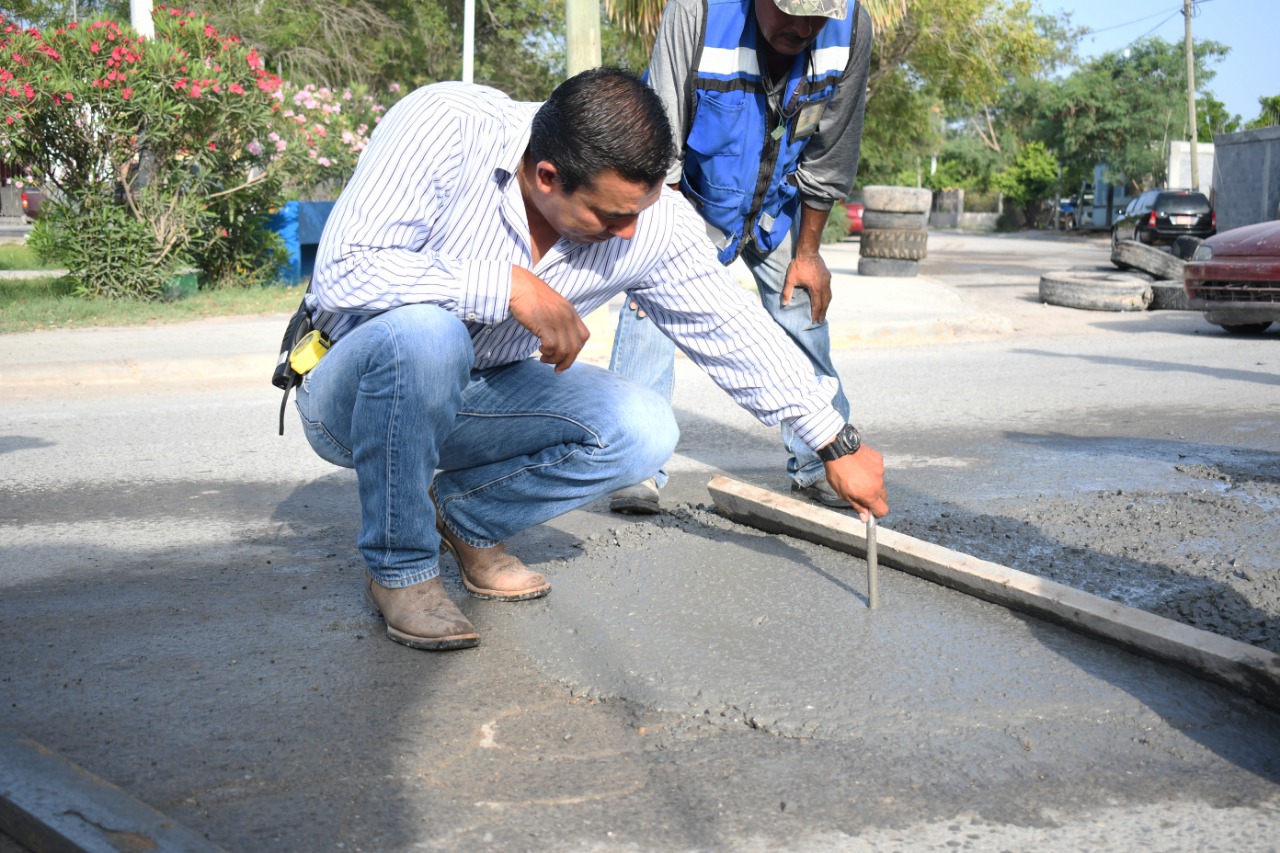 TRABAJANDO PARA TAPAR BACHES.