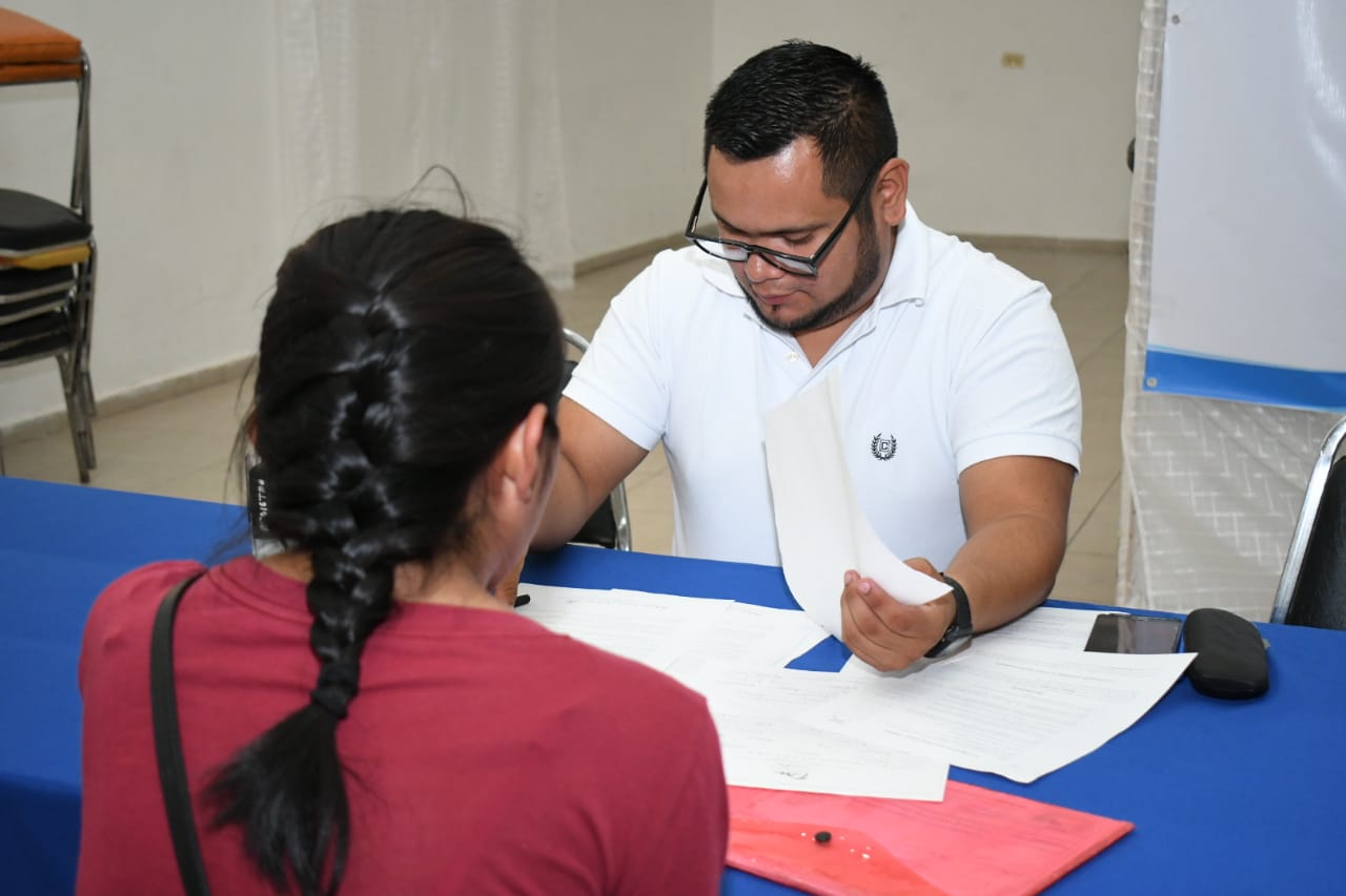 APOYO EN EL TRAMITE DE BECAS.