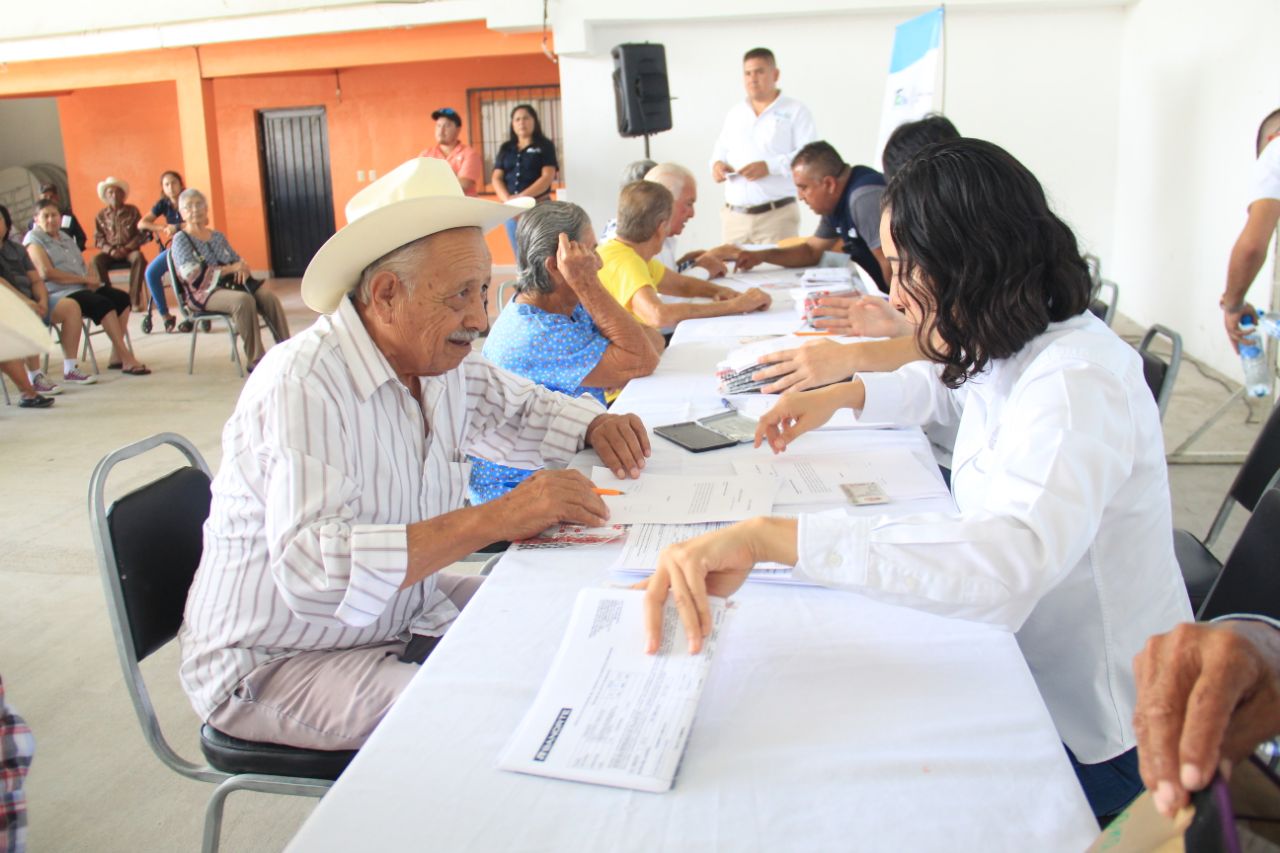 Entrega Gobierno de Tamaulipas beneficios a adultos mayores en Jiménez