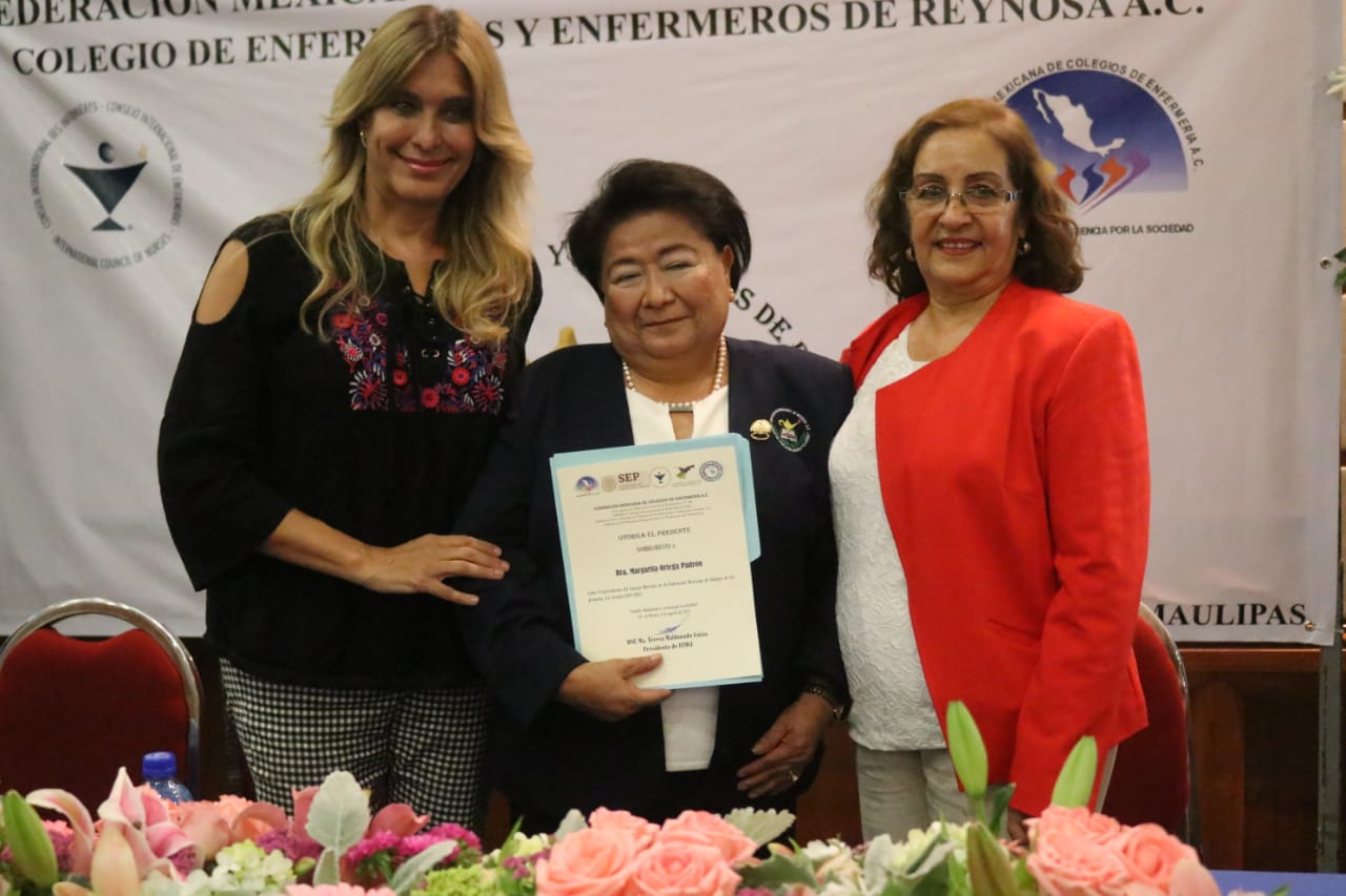 Recibe Maki Ortiz reconocimiento de la Federación Mexicana de Colegios de Enfermería.