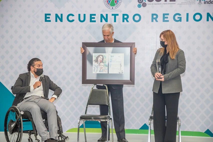 Recibe Mariana Gómez Distintivo Nacional por la promoción de programas y estrategias que favorecen la inclusión laboral de las personas con discapacidad.