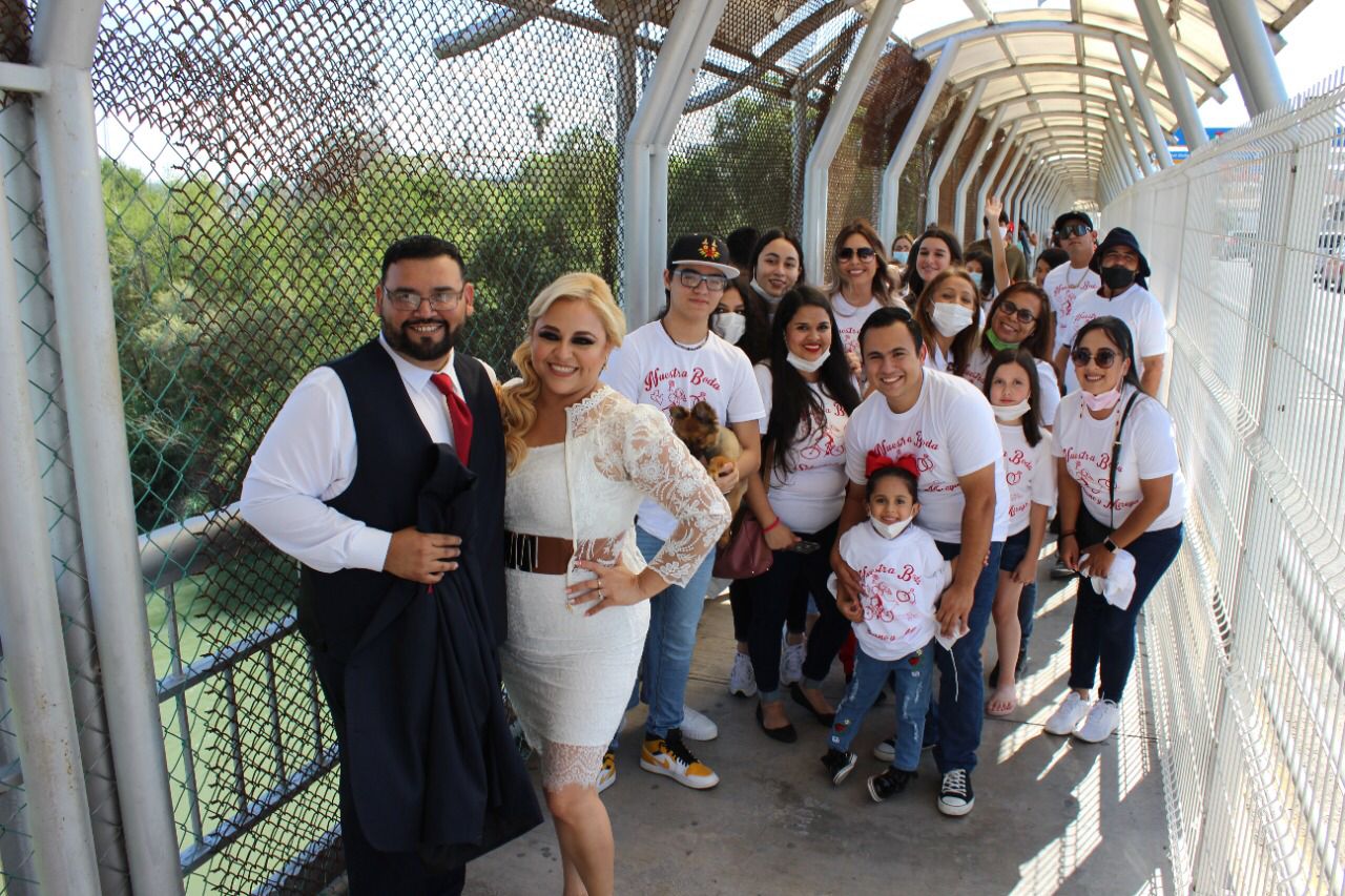 SE PROMETEN AMOR ETERNO EN MEDIO DEL PUENTE INTERNACIONAL