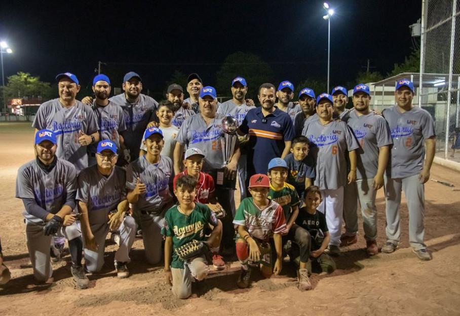 RECIBEN TROFEOS, EQUIPOS DE SOFTBOL UAT