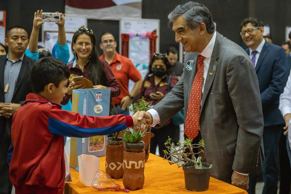 PREMIA GOBERNADOR A GANADORES DE EXPOCIENCIAS; “SE IMPULSARÁ LA CIENCIA Y LA CREATIVIDAD” 