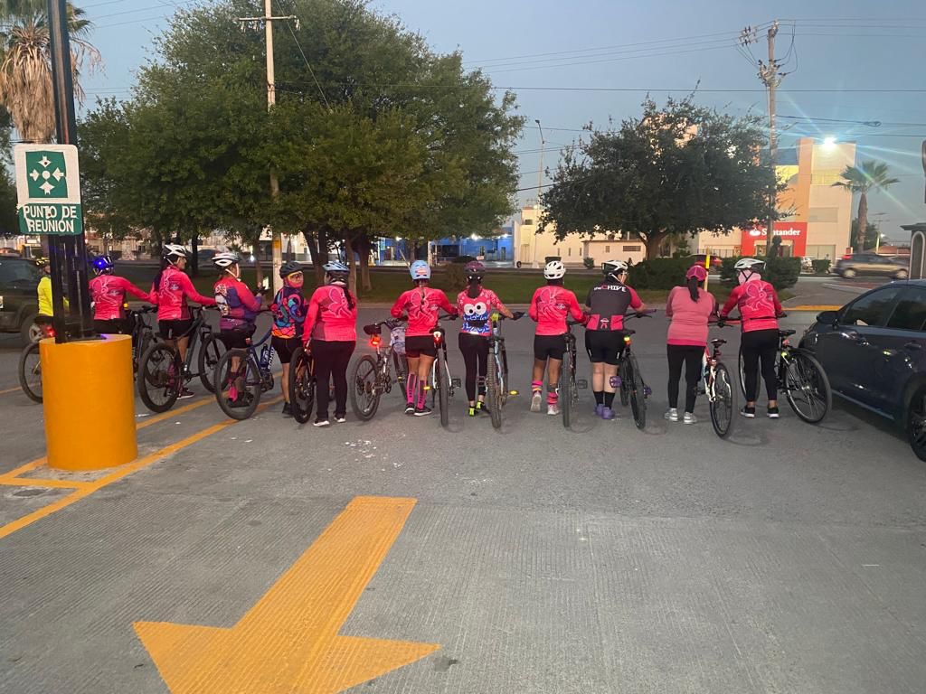 Mujeres ciclistas salen a las calles de Reynosa llevando un mensaje de salud