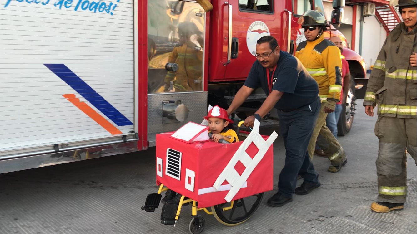 “Pequeño con parálisis cerebral disfrazado de bombero se hace viral y bomberos le hacen realidad su sueño”