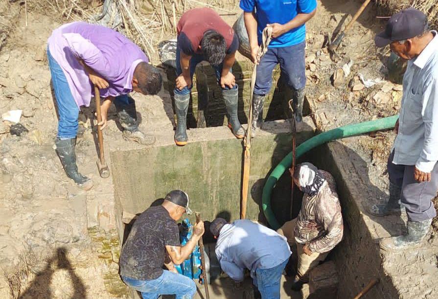 “COMAPA de Reynosa atiende fugas de drenaje por taponamiento con grasas” 