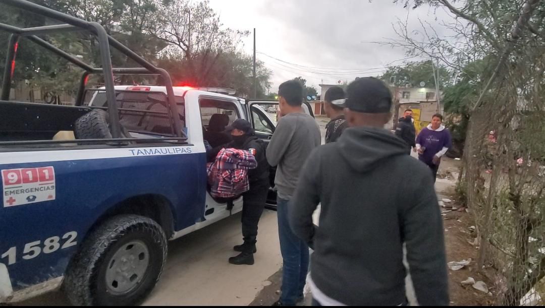 Elementos de la Guardia Estatal de Reynosa reparten cobijas y bebidas calientes 