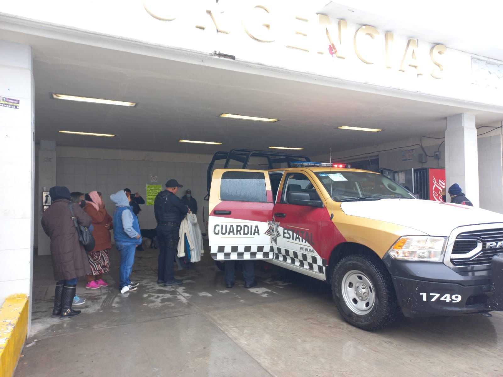 REPARTE GUARDIA ESTATAL, COBIJAS Y CHAMARRAS EN HOSPITAL GENERAL 