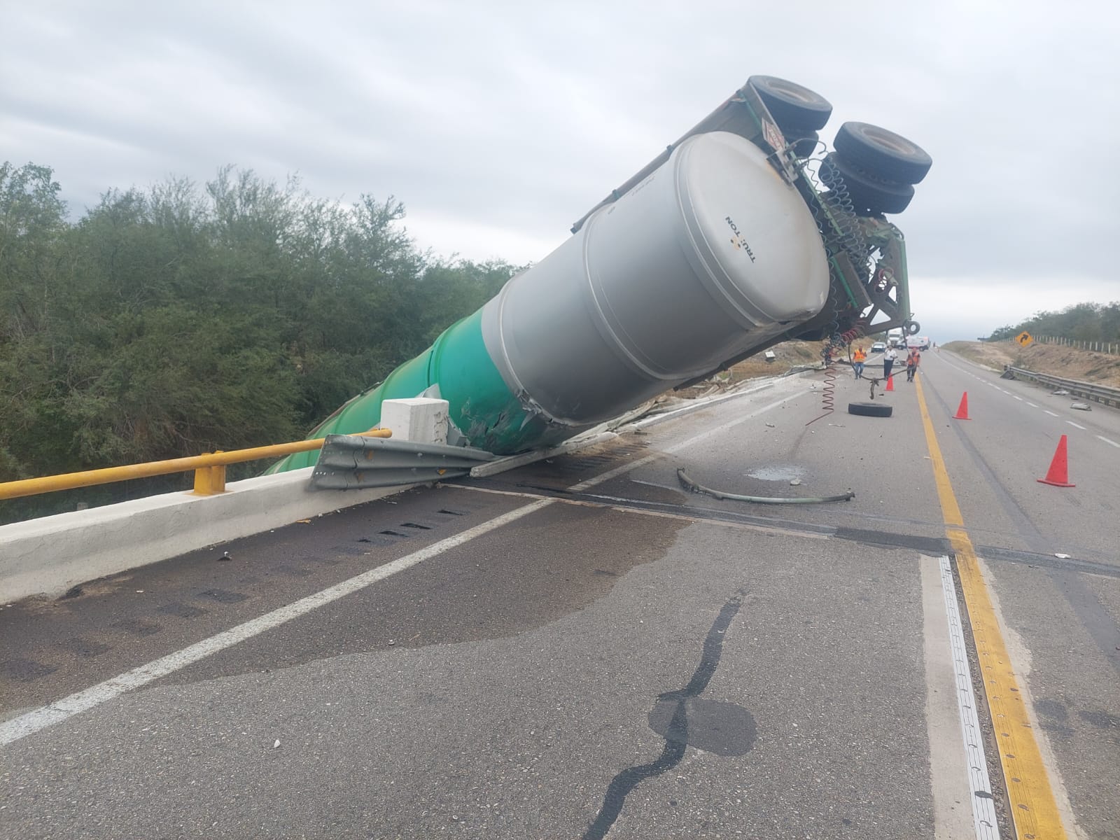 VOLCADURA DE PIPA PROVOCA CIERRE VEHICULAR