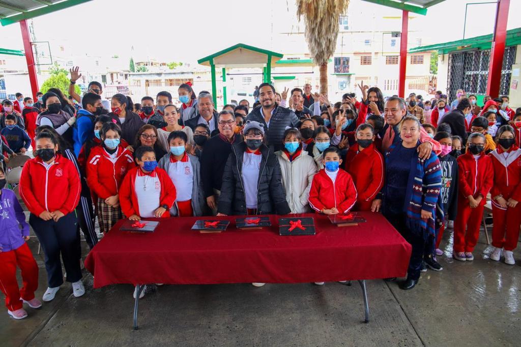 ENTREGA ALCALDE CARLOS PEÑA, MÁS COMPUTADORAS A ESCUELA PRIMARIA