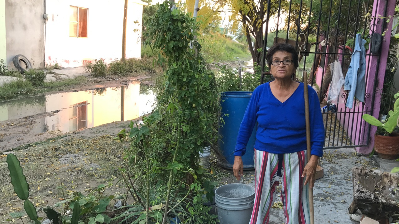 VECINOS DE LA EMILIANO ZAPATA VIVEN CON AGUAS NEGRAS EN LAS PUERTAS DE SUS HOGARES 