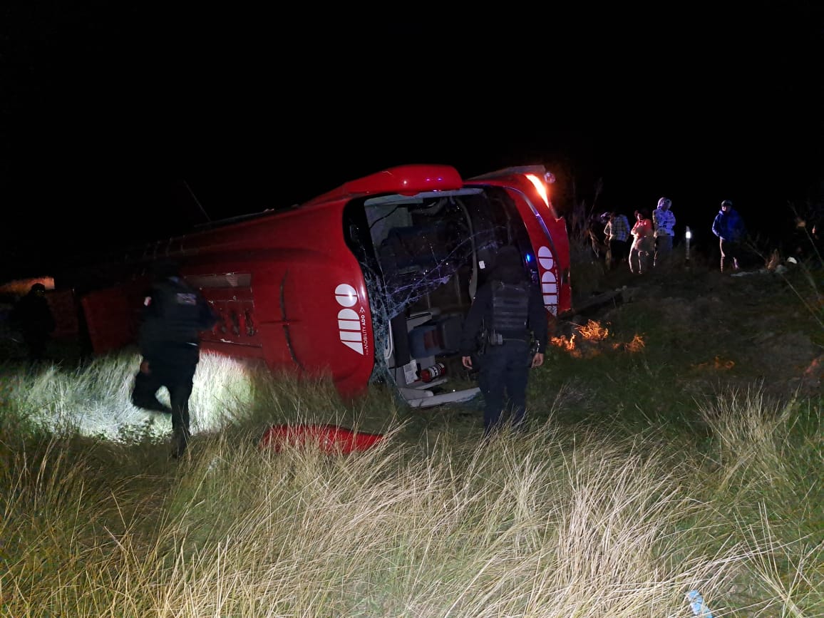 GUARDIA ESTATAL AUXILIA A LESIONADOS DE VOLCADURA DE AUTOBÚS CON DESTINO A VERACRUZ