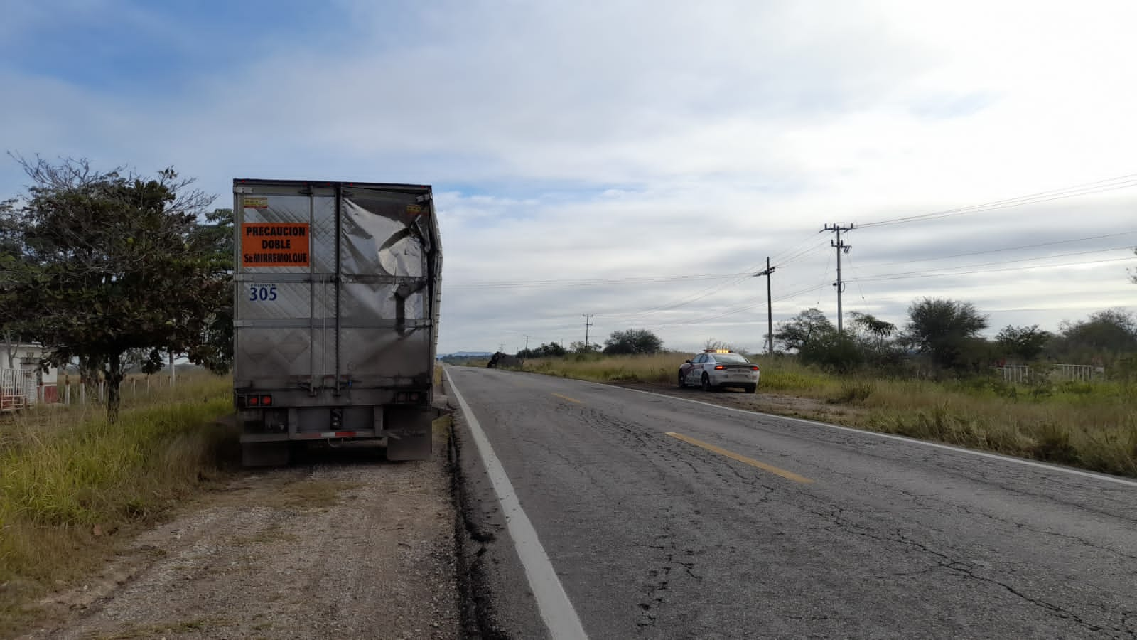 GUARDIA ESTATAL AUXILIA A TRACTOCAMIÓN VOLCADO