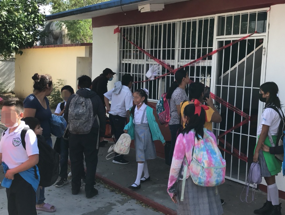 ALUMNOS DE PRIMARIA SE SALVAN DE QUEDAR ATRAPADOS BAJO TECHUMBRE QUE COLAPSÓ EN EL AULA