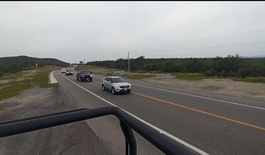 GUARDIA ESTATAL BRINDA SEGURIDAD A CARAVANA DE PAISANOS